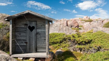 drewniana toalta na szlaku turystycznym