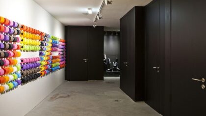 drzwi wejściowe do kilku toalet oraz dziesiątki różnokolorowych rolek papieru toaletowego zawieszonych na ścianie