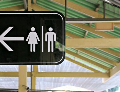znak damskiej i męskiej toalety publicznej